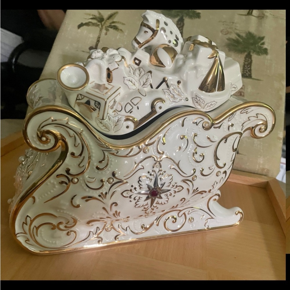 EUC LENOX CHRISTMAS SLEIGH COOKIE JAR